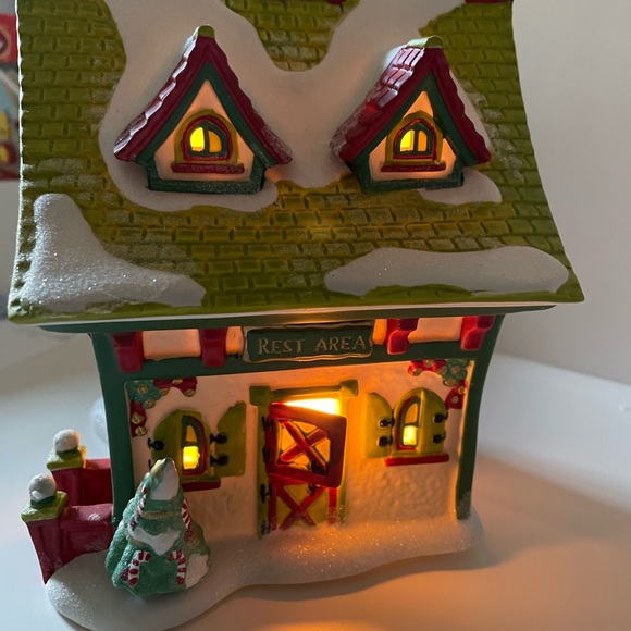 ✨ Disney Department 56 – Mickey’s Christmas Village “Mickey’s Ski & Skate” ⛷️⛸️ - Picture 2 of 8